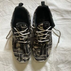 Nike Roshe Monochrome Graphic Sneakers, women 8.5